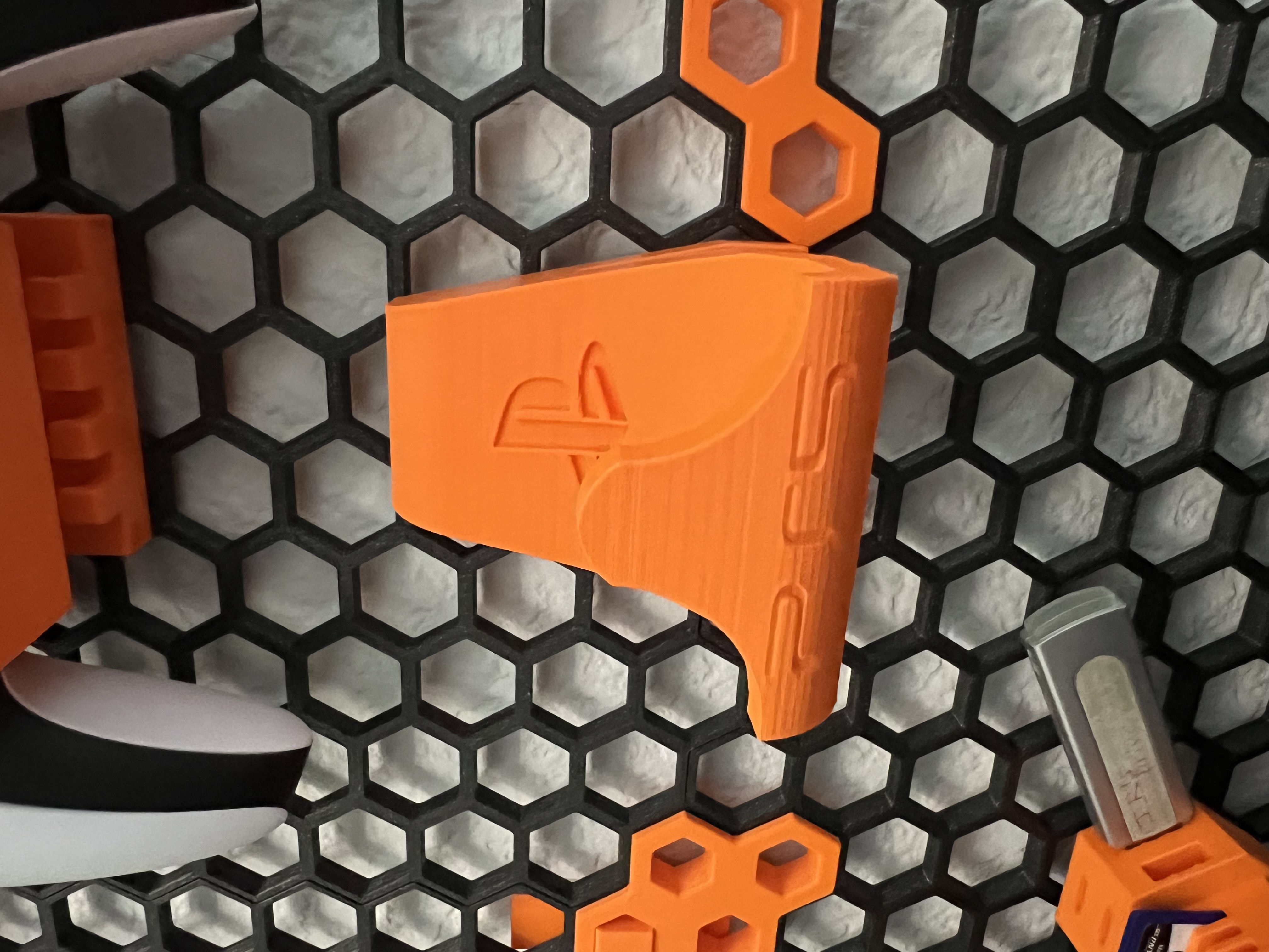 Giá đỡ tay cầm PS5 kiểu Tường Tổ Ong