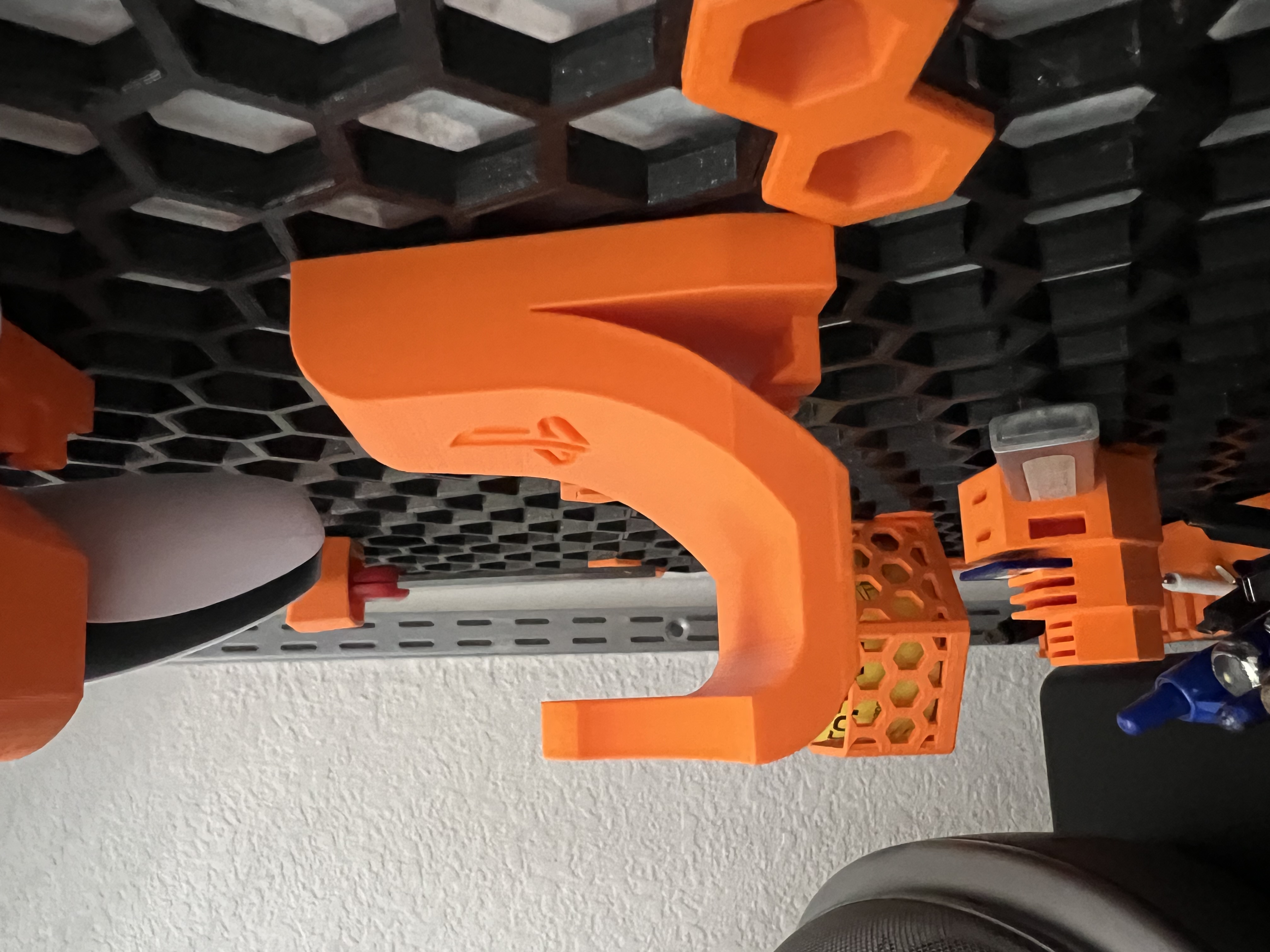 Giá đỡ tay cầm PS5 kiểu Tường Tổ Ong