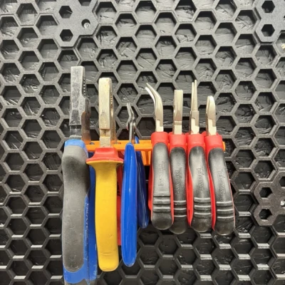 Chỗ Cầm Kềm Tiện Lợi Cho Tường Lưới Honeycomb