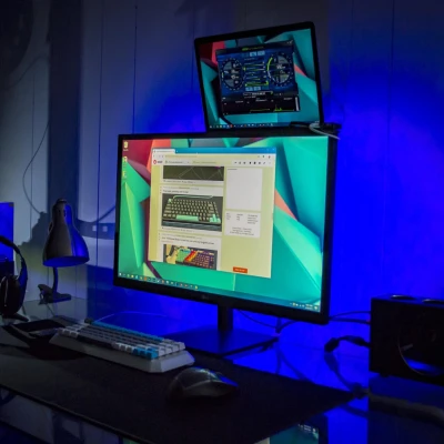 Giá đỡ laptop phía sau màn hình