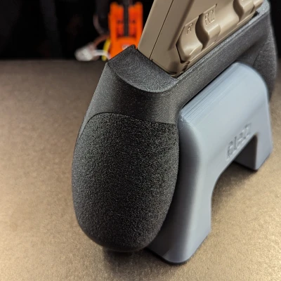 Tay cầm công thái học cho Miyoo Mini Plus. Chia bộ phận cho đa vật liệu/màu sắc hoặc Fuzzy Skin.