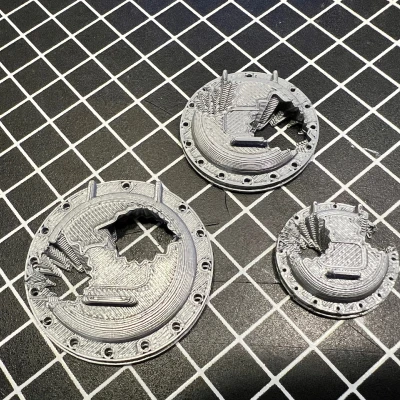 Đế Tượng Miniature Họa Tiết Nắp Hầm Bị Hư Hỏng