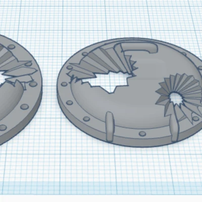 Đế Tượng Miniature Họa Tiết Nắp Hầm Bị Hư Hỏng