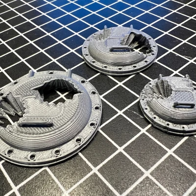 Đế Tượng Miniature Họa Tiết Nắp Hầm Bị Hư Hỏng