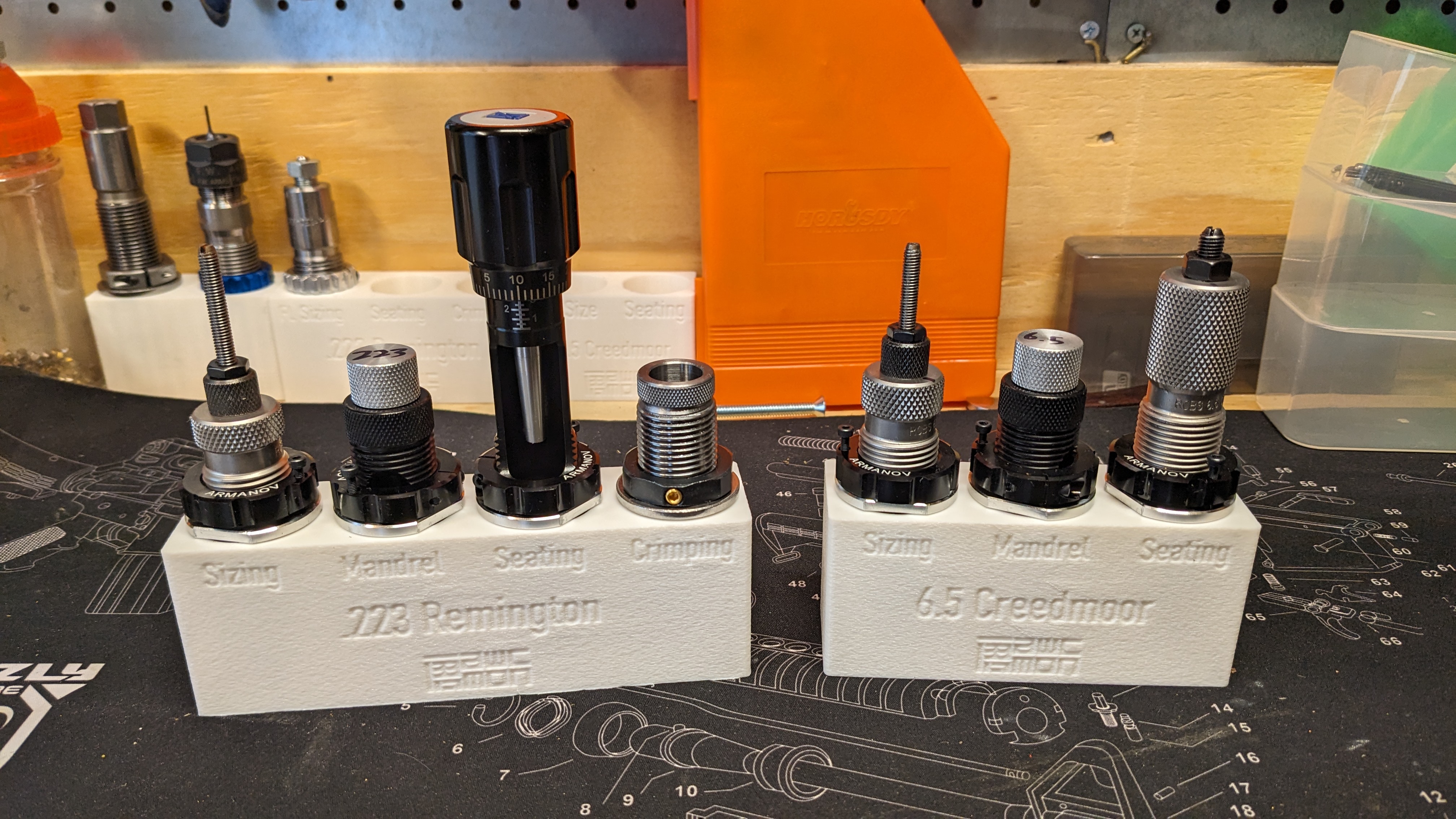 Giá Đỡ Khuôn Nạp Đạn Có Nhãn