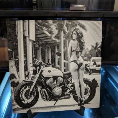 Mô hình cô gái bikini bên xe máy - Hueforge