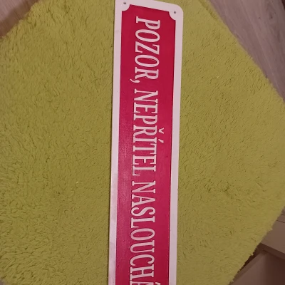 Chú ý, Kẻ Địch Đang Lắng Nghe (Bản sao của tấm bảng từ thời Cộng hòa Tiệp Khắc)