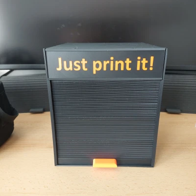 Hộp đựng có cửa cuốn và bảng hiệu