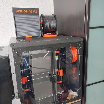 Hộp đựng có cửa cuốn và bảng hiệu