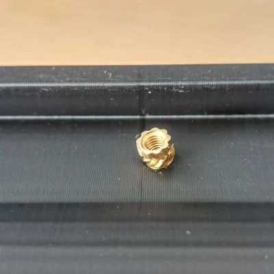 Hộp đựng có cửa cuốn và bảng hiệu