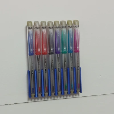 Giá Treo Bút Lên Tường (cho 8 cây bút Uni-Ball Signo TSI)