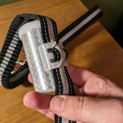 Hộp Đựng Túi Vệ Sinh Gắn Dây Dắt