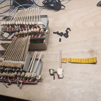 Kẹp/Giá đỡ dán da cho bộ phận chặn đàn piano