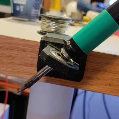 Chỗ Cắm Que Hàn Pinecil Để Bàn