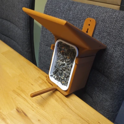 Nhà cho chim ăn kẹp ly bơ thực vật