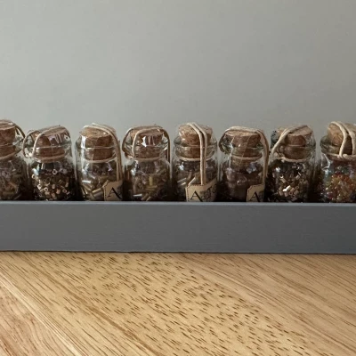 Kệ giữ lọ hạt thủ công