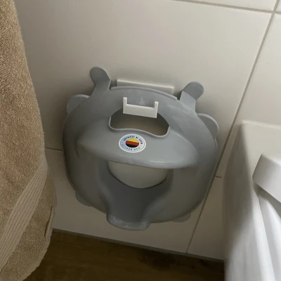 Giá treo bô vệ sinh cho bé