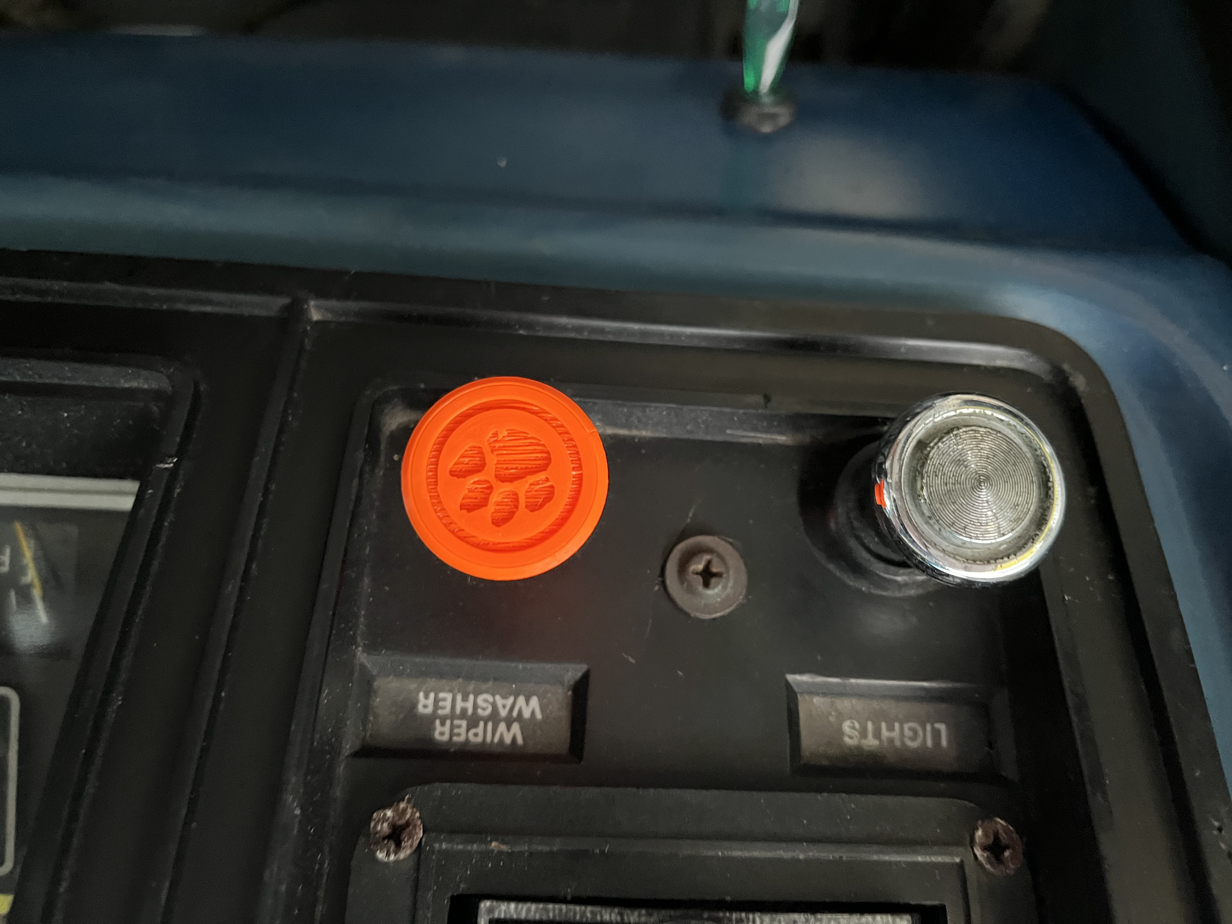 Núm gạt mưa kính chắn gió xe Ford F-100 đời 1975 phiên bản Clemson