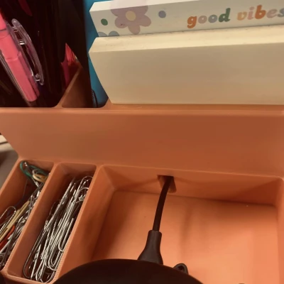 Hộp Đựng Đồ Đơn Giản Trên Bàn + Khe Sạc