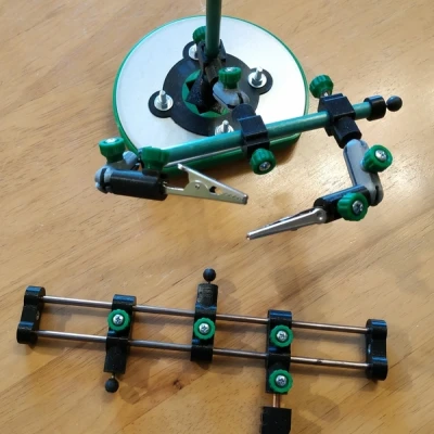 Tay thứ ba - Kẹp giữ bo mạch PCB