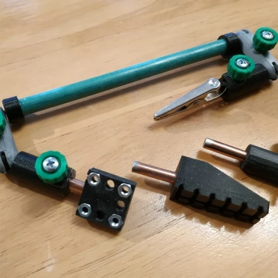 Tay thứ ba - Kẹp giữ bo mạch PCB