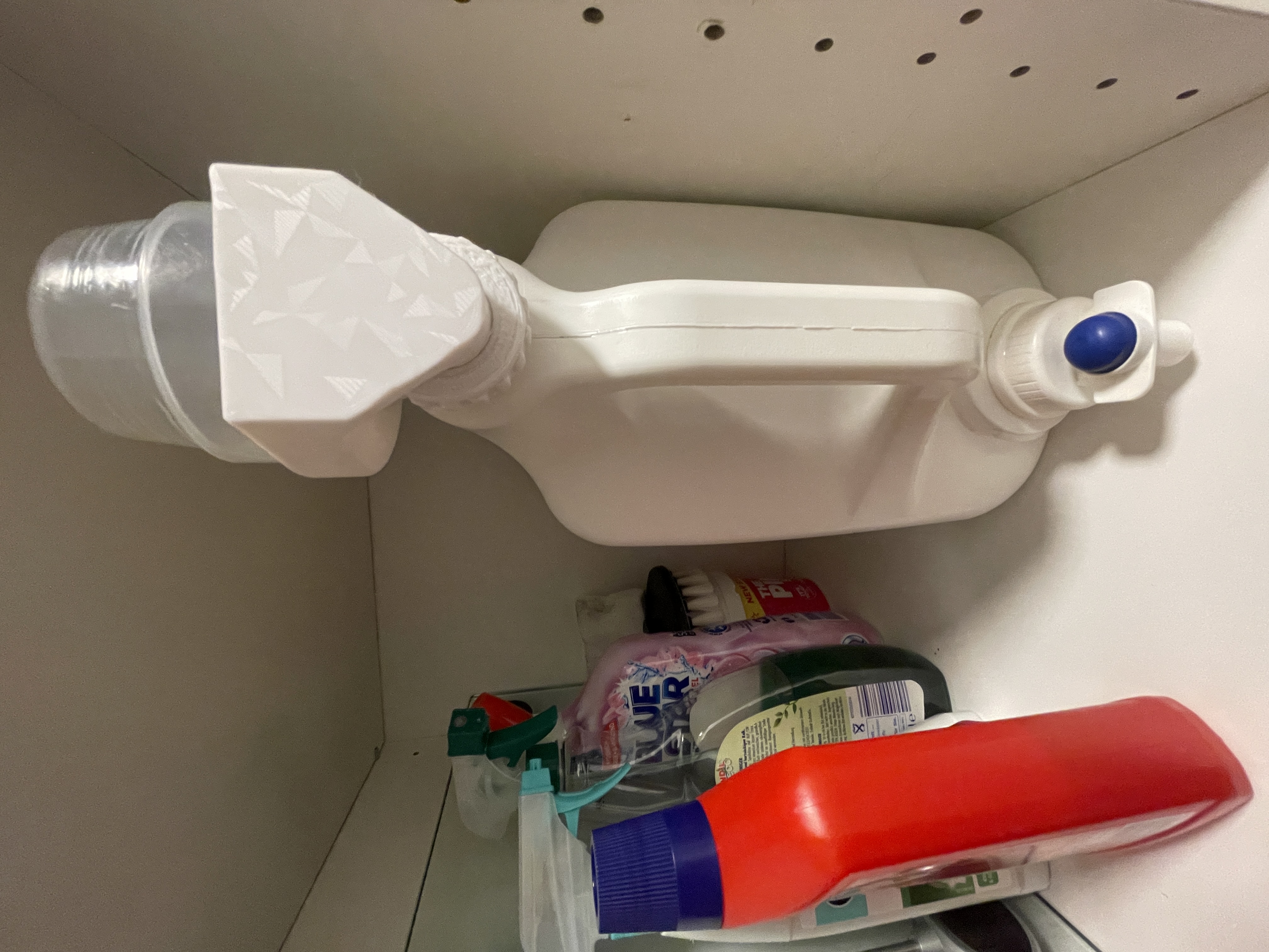 Giá giữ ly đựng nước giặt cho mọi loại nhãn hiệu