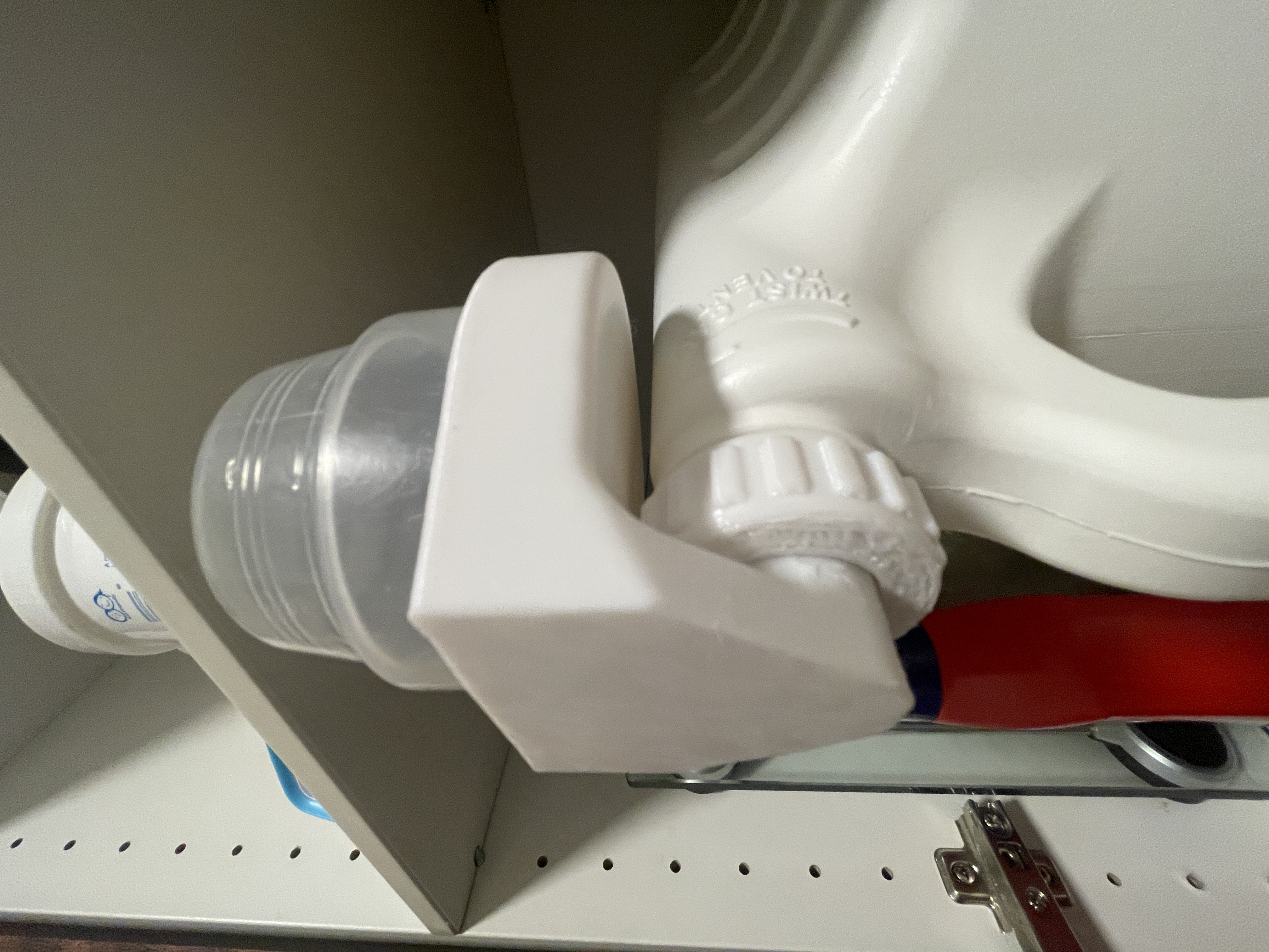 Giá giữ ly đựng nước giặt cho mọi loại nhãn hiệu