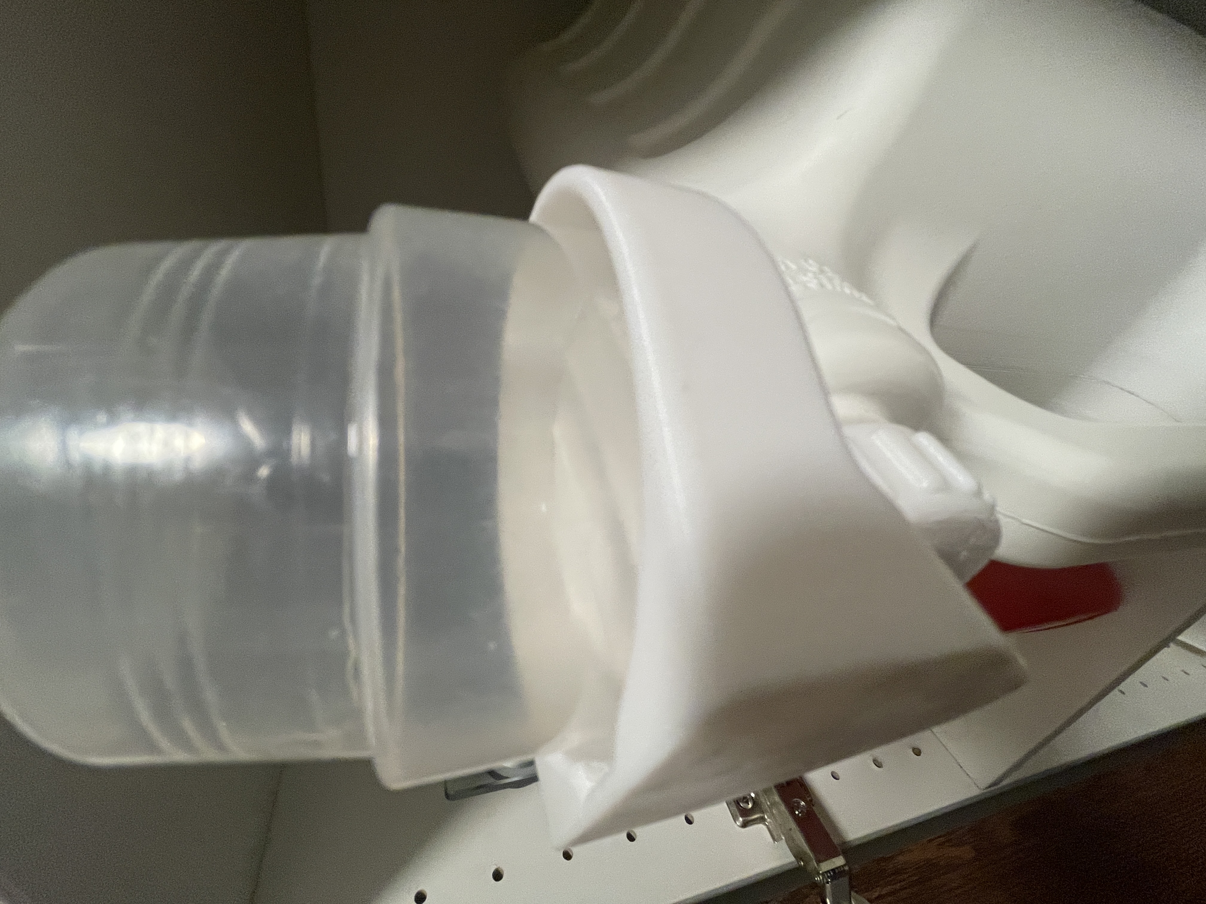 Giá giữ ly đựng nước giặt cho mọi loại nhãn hiệu