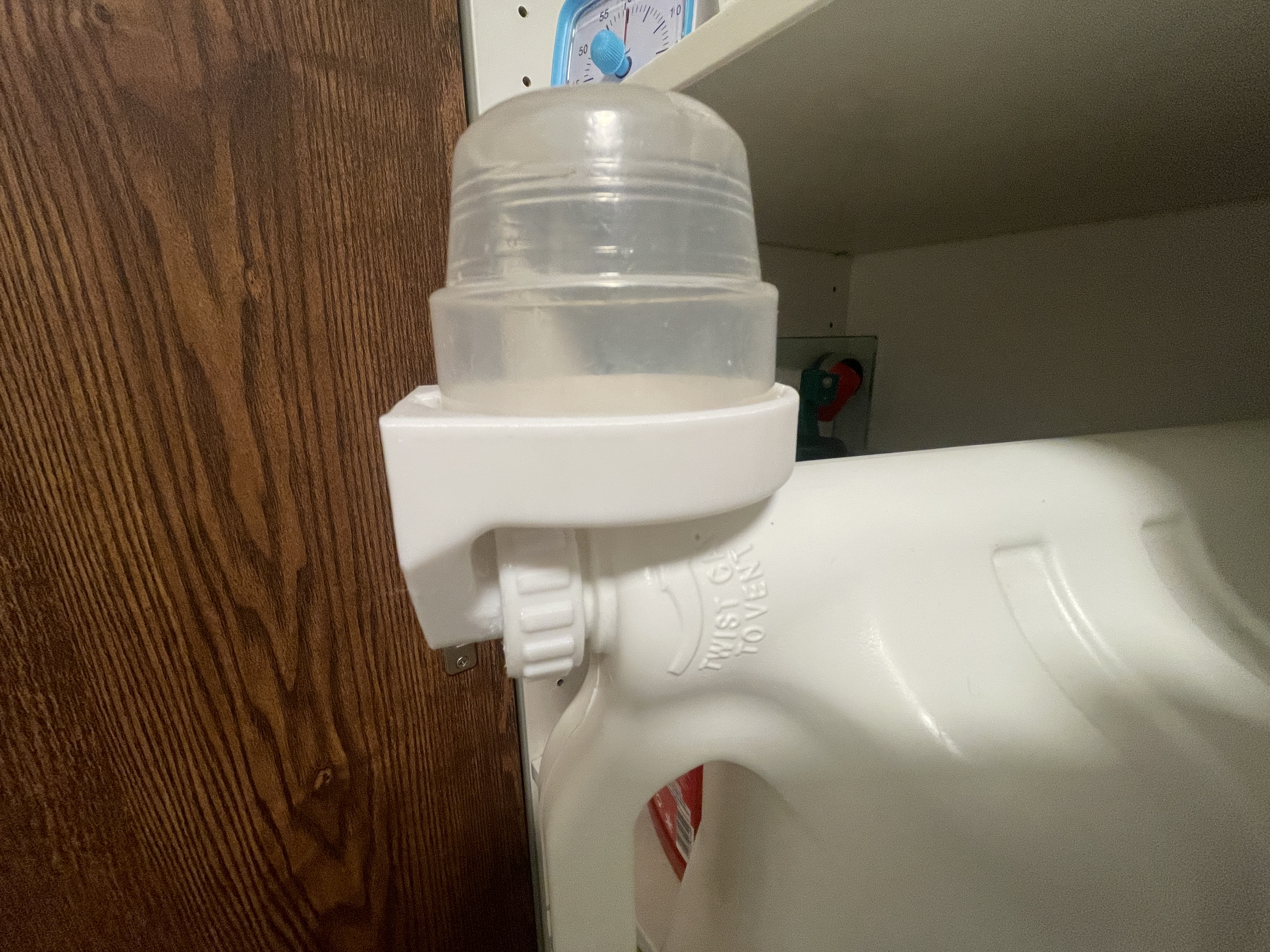 Giá giữ ly đựng nước giặt cho mọi loại nhãn hiệu