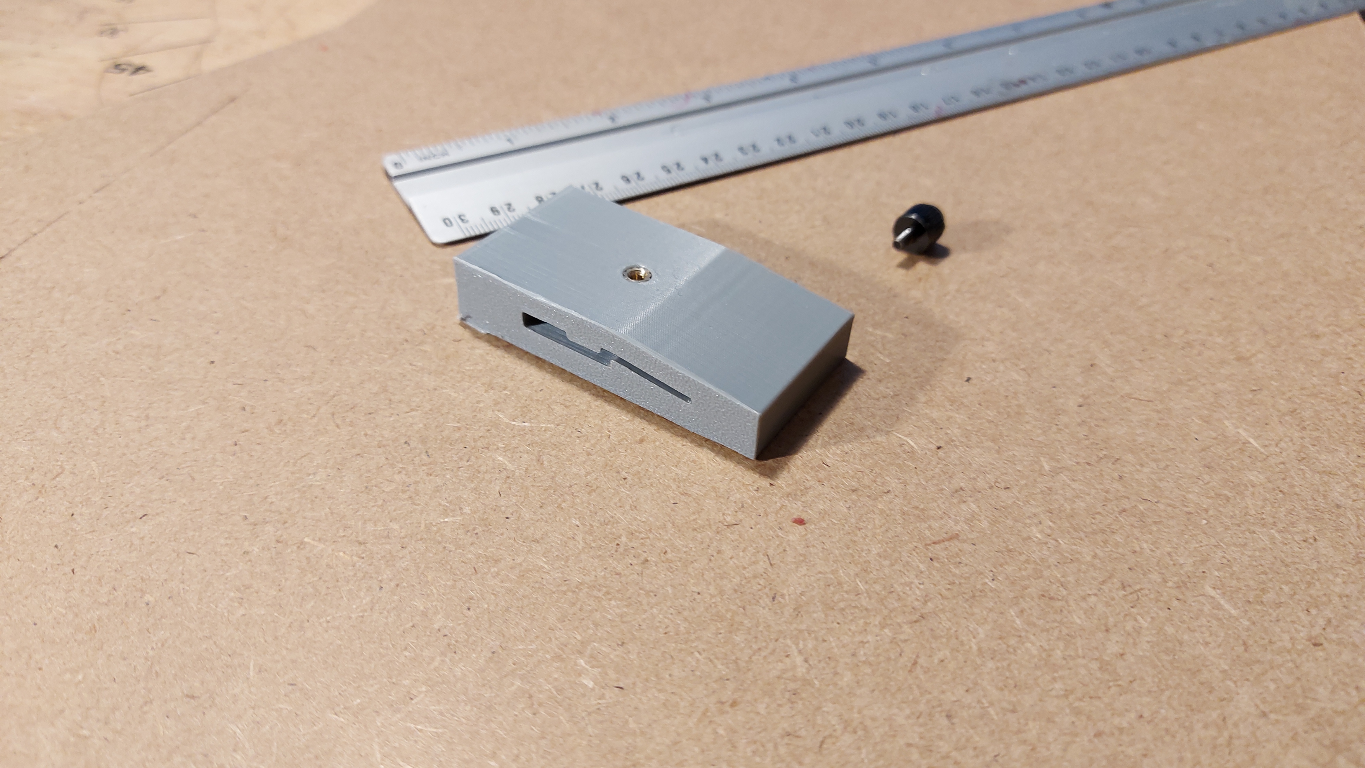 Dụng cụ chặn kẻ đường thẳng cho thước Action