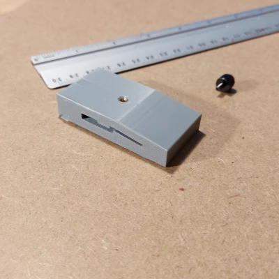 Dụng cụ chặn kẻ đường thẳng cho thước Action