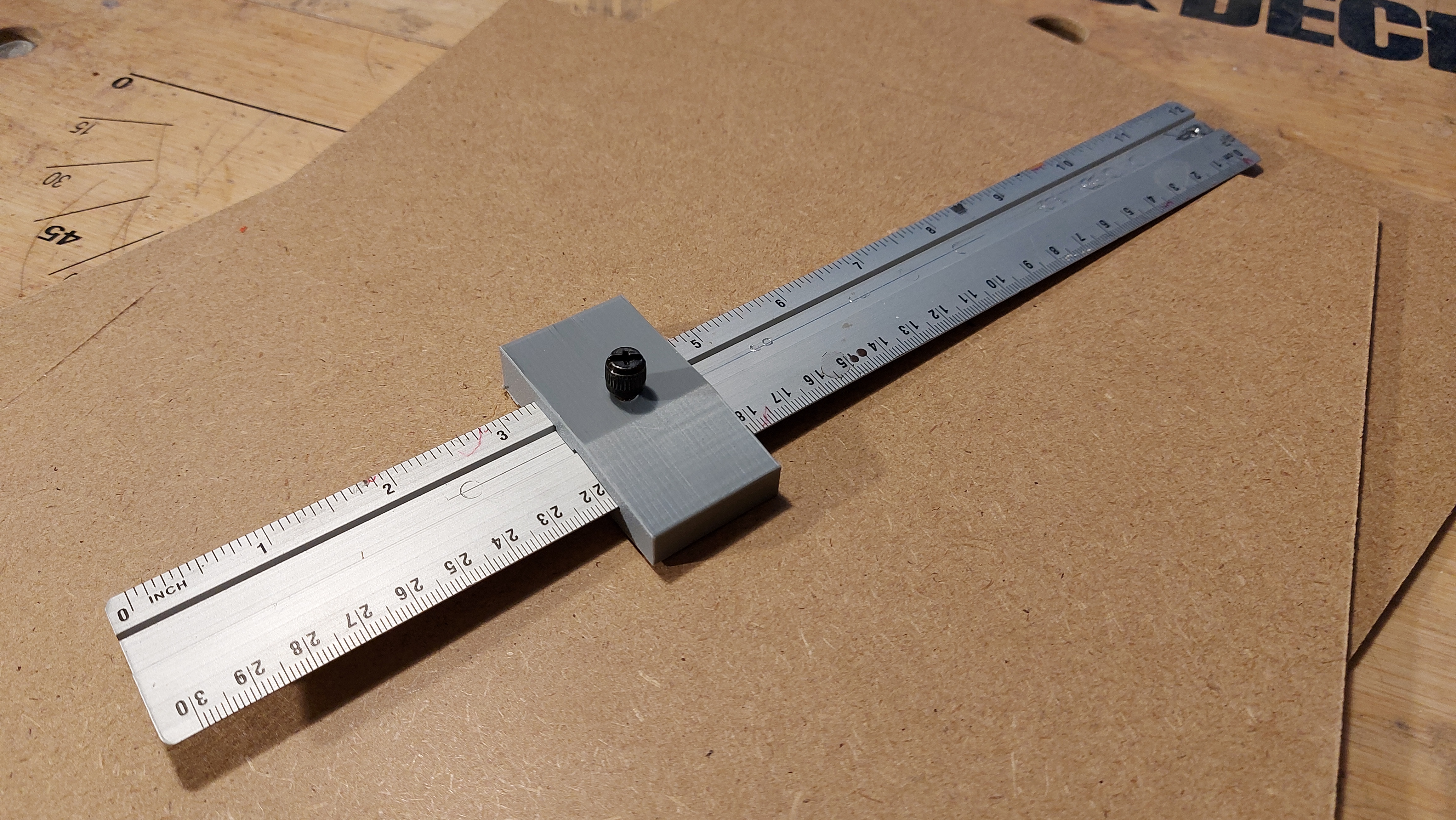 Dụng cụ chặn kẻ đường thẳng cho thước Action