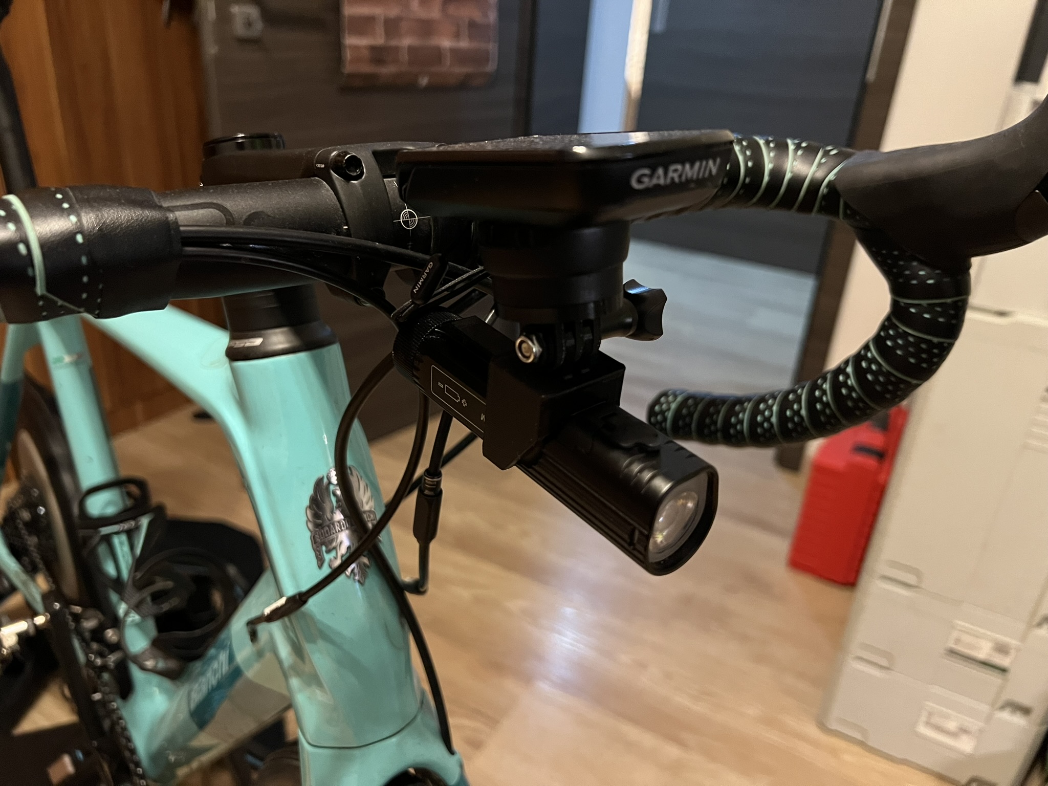 Pat Gắn Đèn Pin Fenix BC26R Cho Đế Garmin