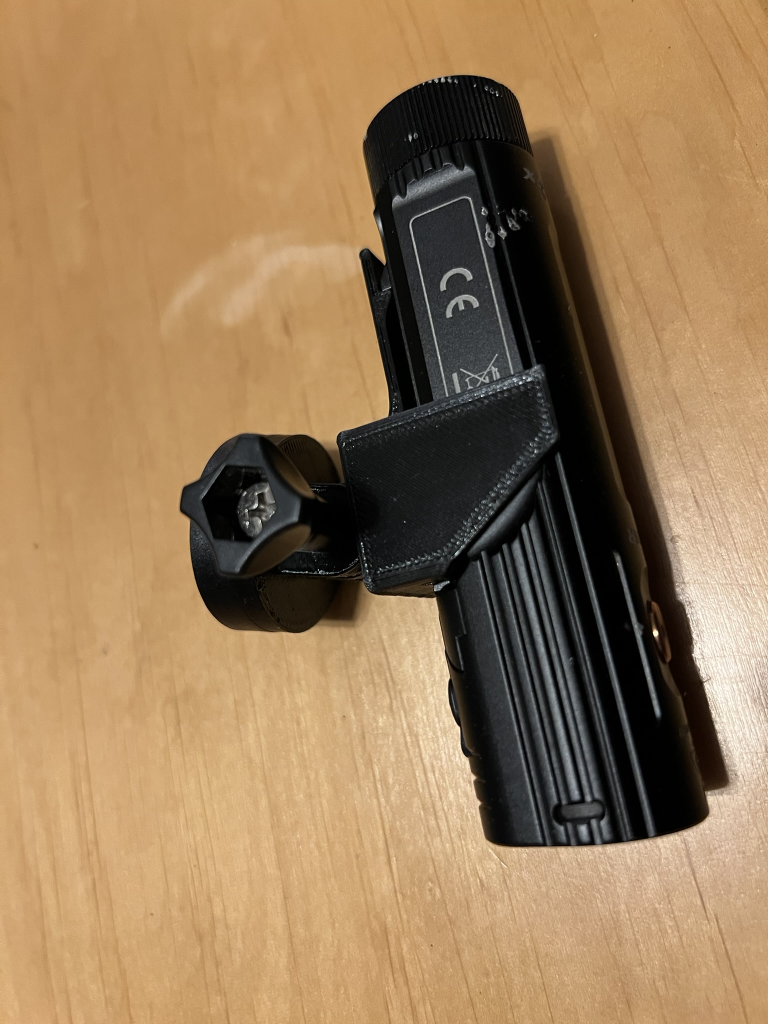 Pat Gắn Đèn Pin Fenix BC26R Cho Đế Garmin