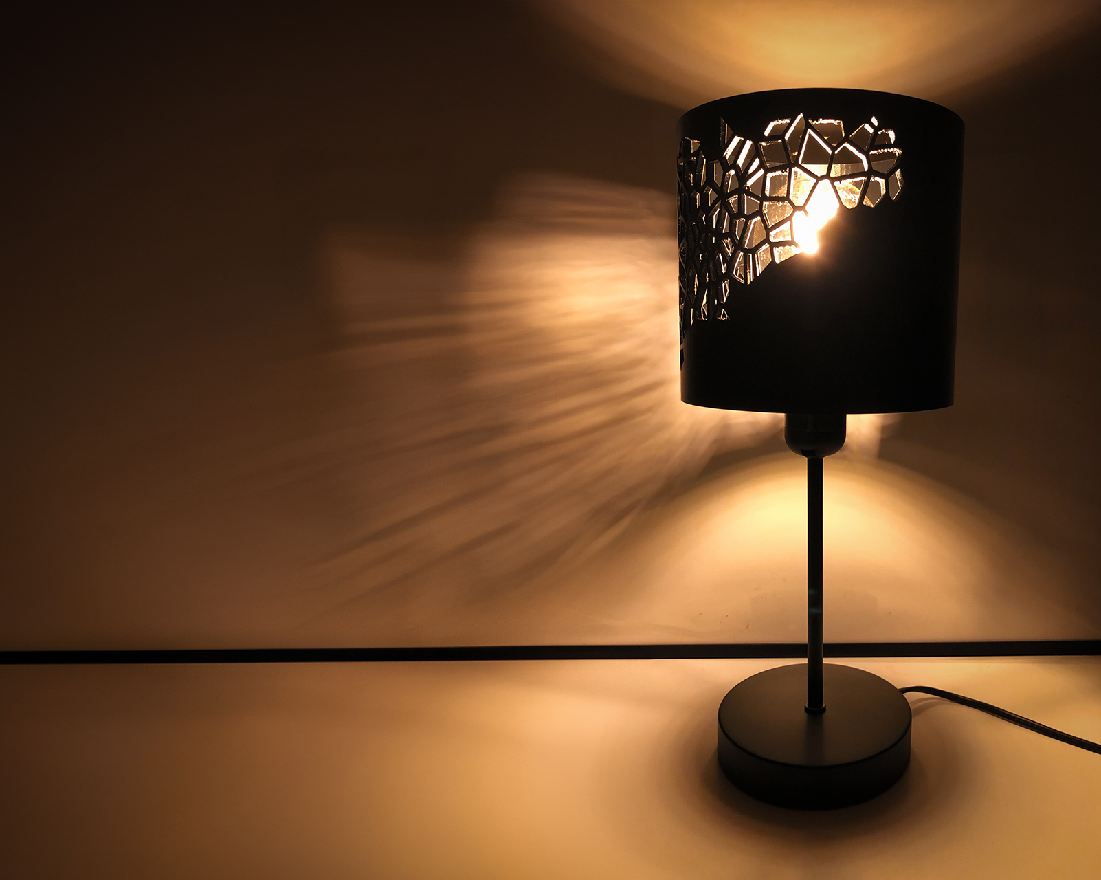 Chao đèn bàn họa tiết Voronoi