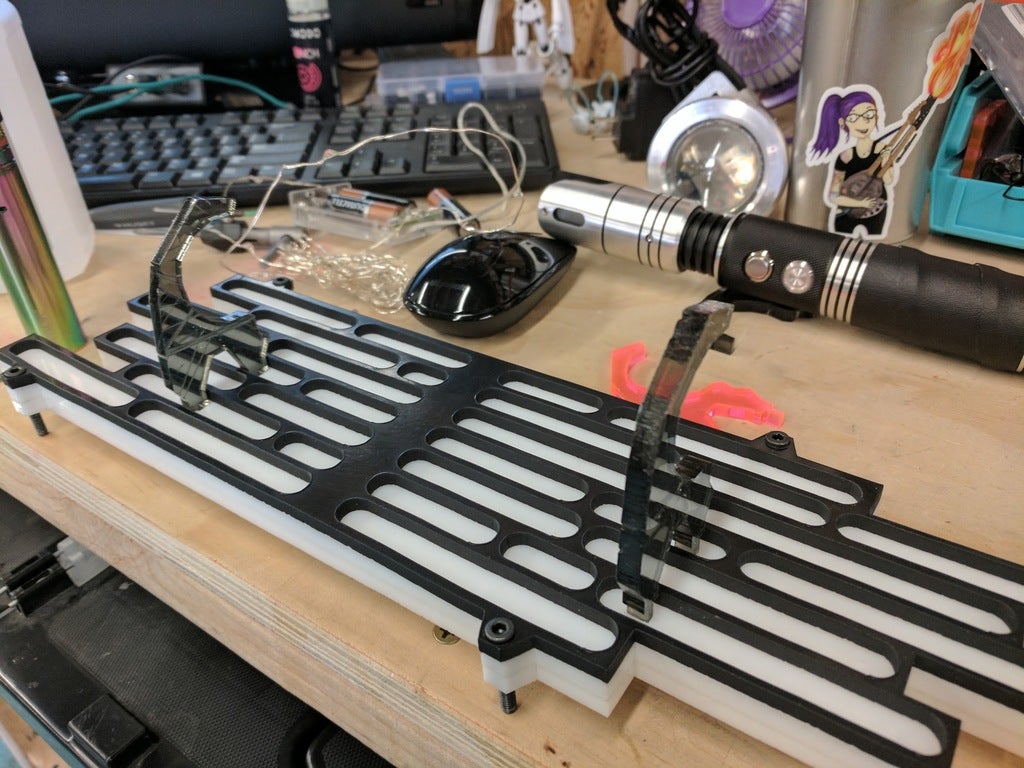 Giá Đỡ Lightsaber Gắn Tường Phiên Bản Cắt Laser