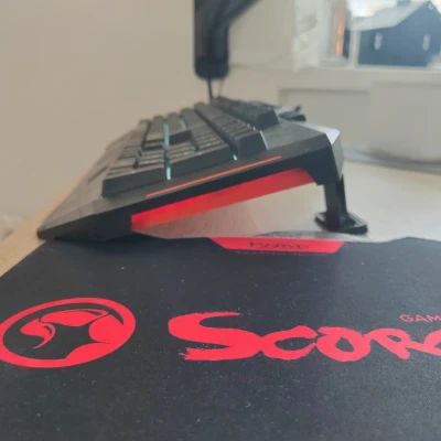 Nhô Lên Bàn Phím, Chân Duỗi Ra