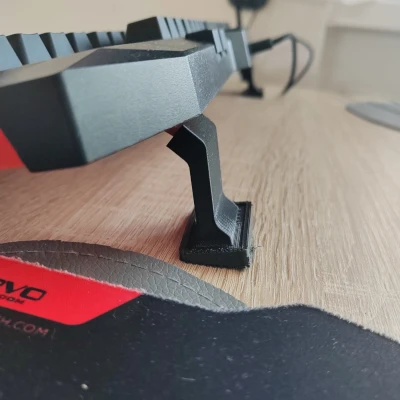 Nhô Lên Bàn Phím, Chân Duỗi Ra