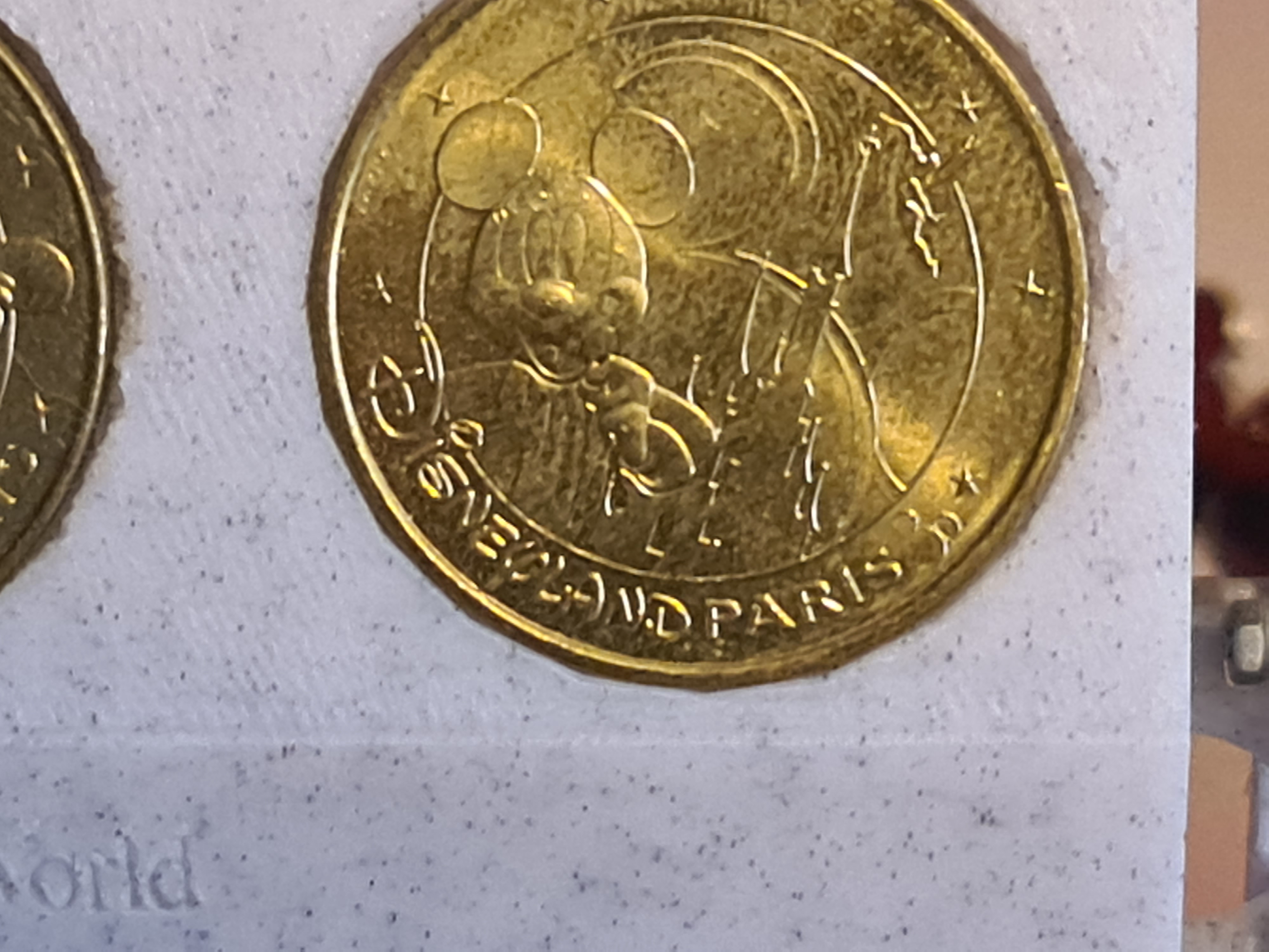 Hộp Đựng Huy Hiệu Disneyland Paris (DLP)