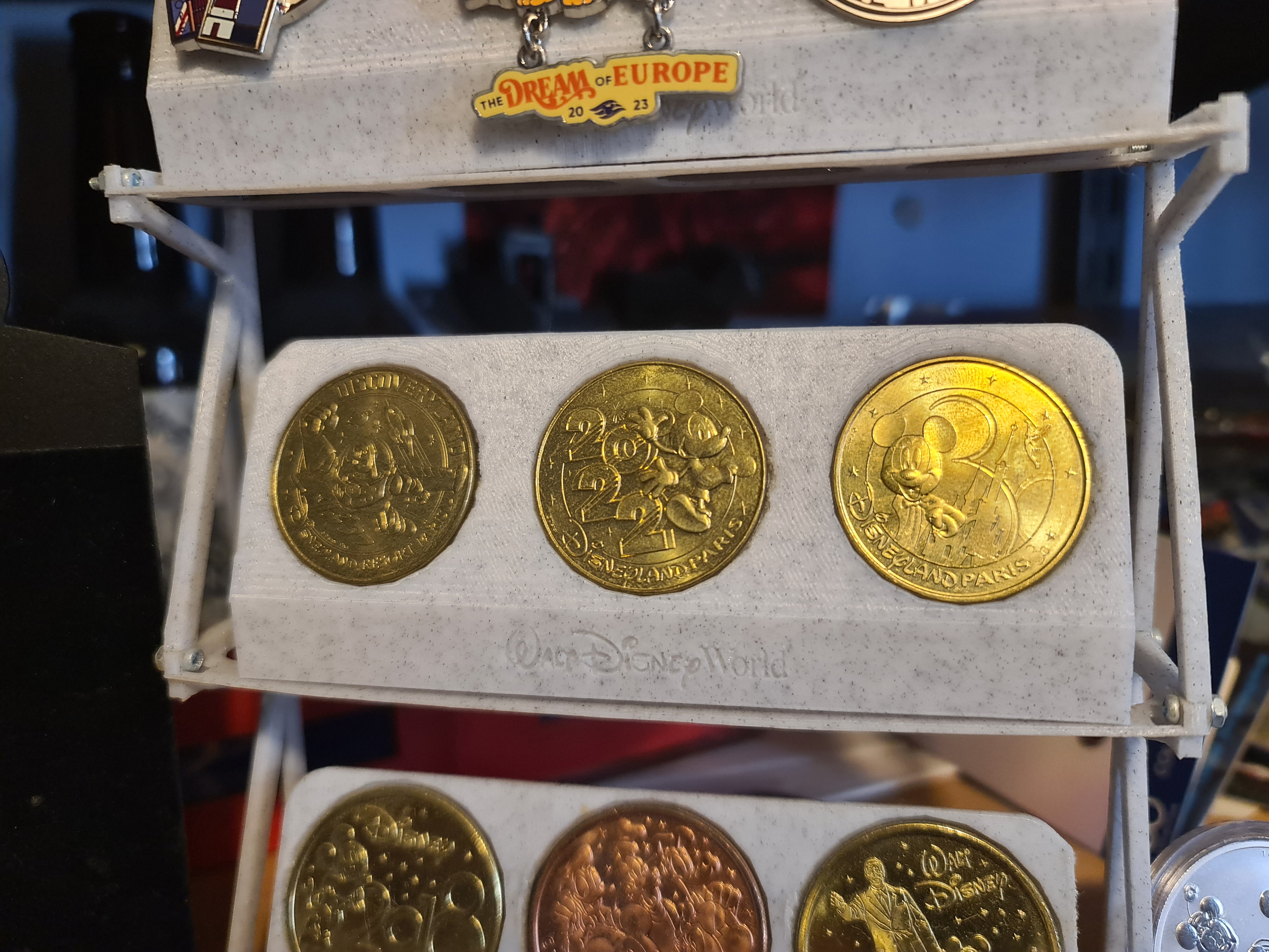 Hộp Đựng Huy Hiệu Disneyland Paris (DLP)