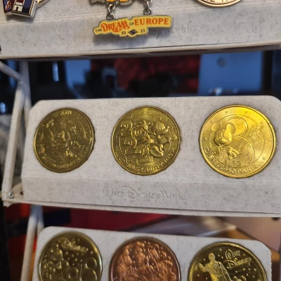 Hộp Đựng Huy Hiệu Disneyland Paris (DLP)