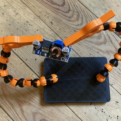 Tay thứ ba hỗ trợ hàn mạch