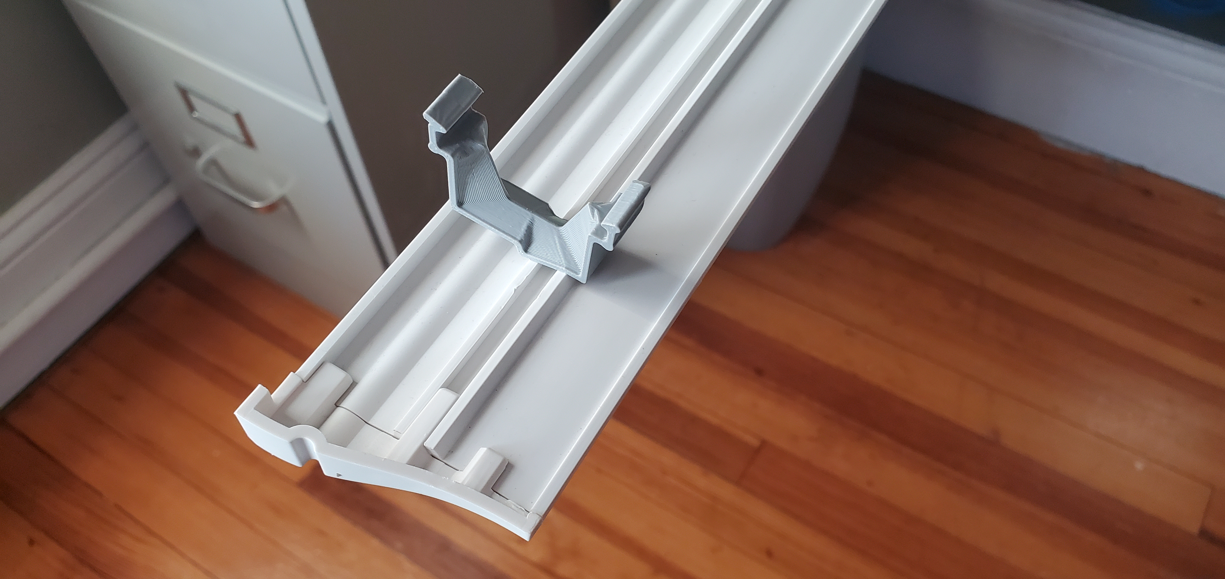 Kẹp máng rèm LEVOLOR - bản cứng cáp hơn