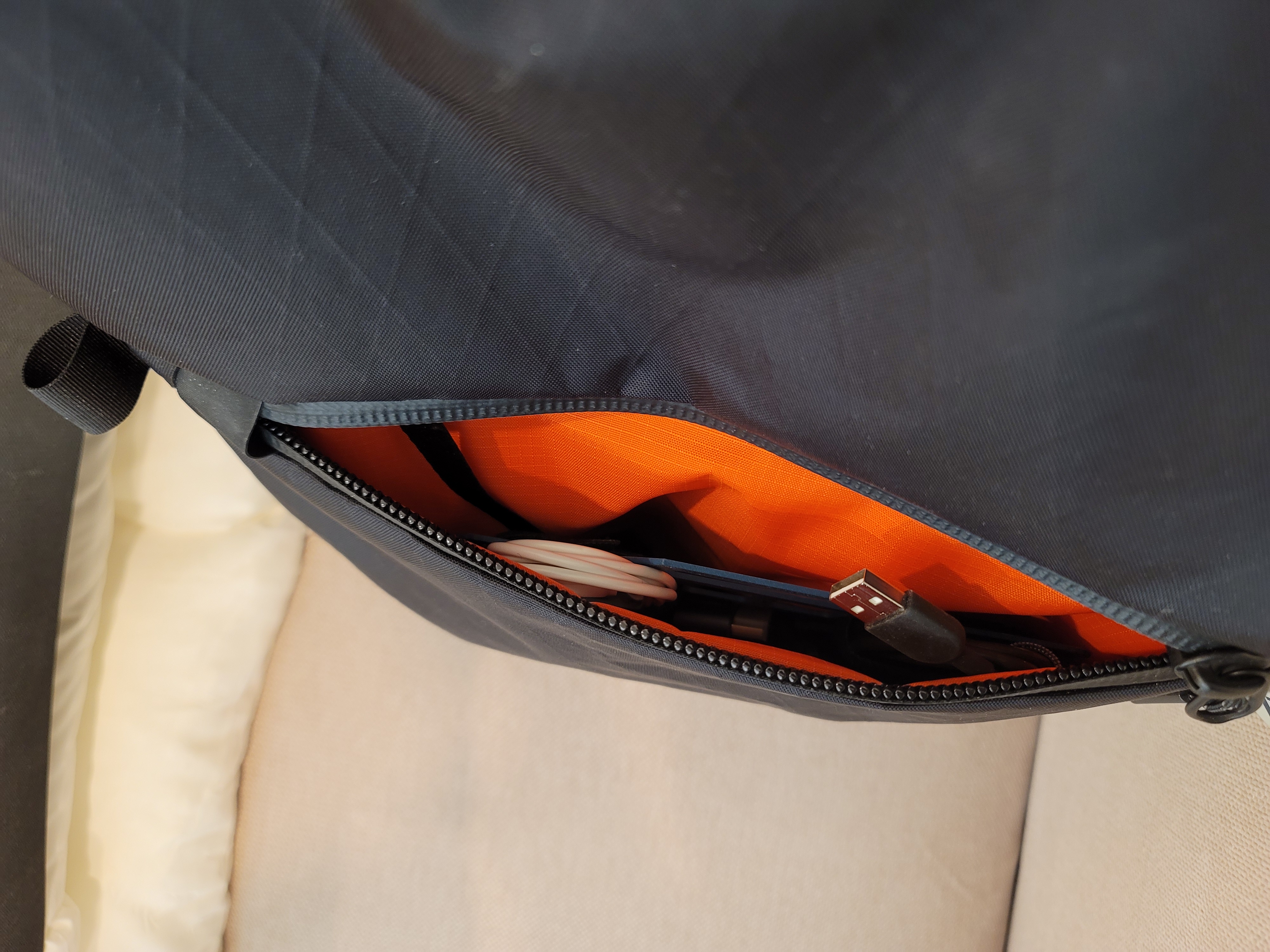 Tấm Quản Lý Dây Balo