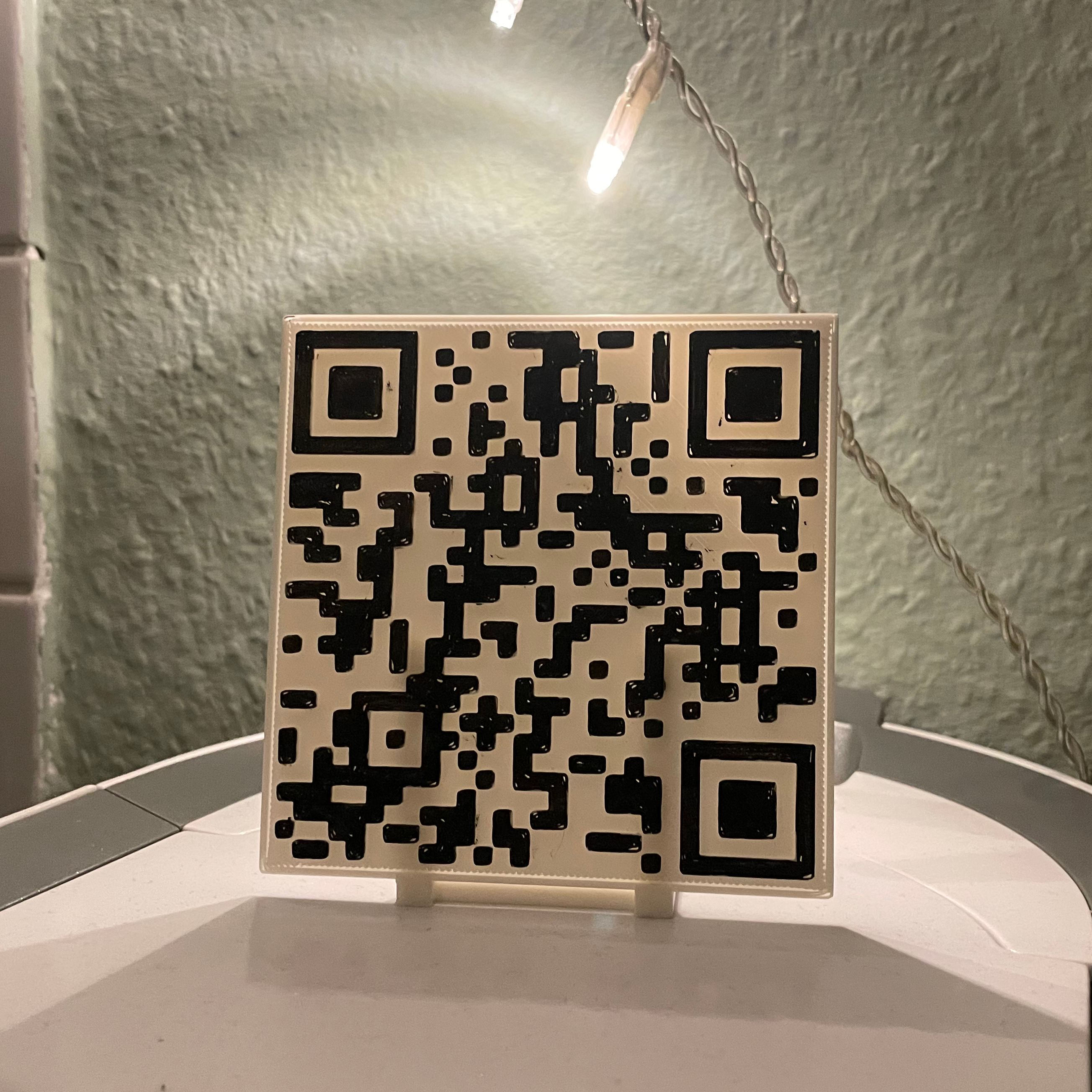 Mã QR Rickroll (kèm đế)