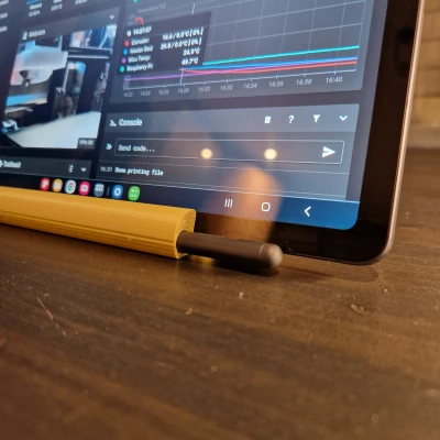 Kệ đỡ máy tính bảng kiêm chỗ cất bút S pen