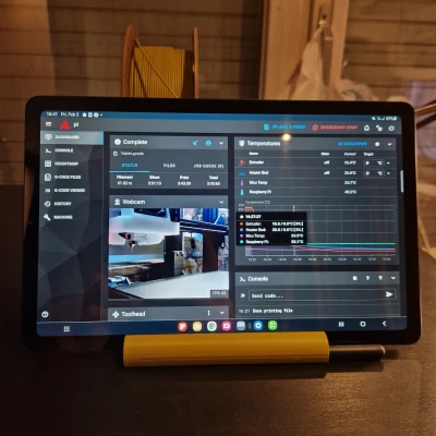 Kệ đỡ máy tính bảng kiêm chỗ cất bút S pen