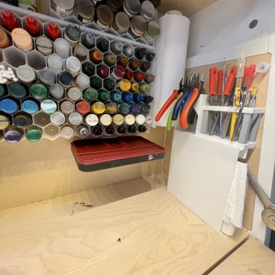 Giá treo tường "kệ nổi" cho khay ướt Army Painter