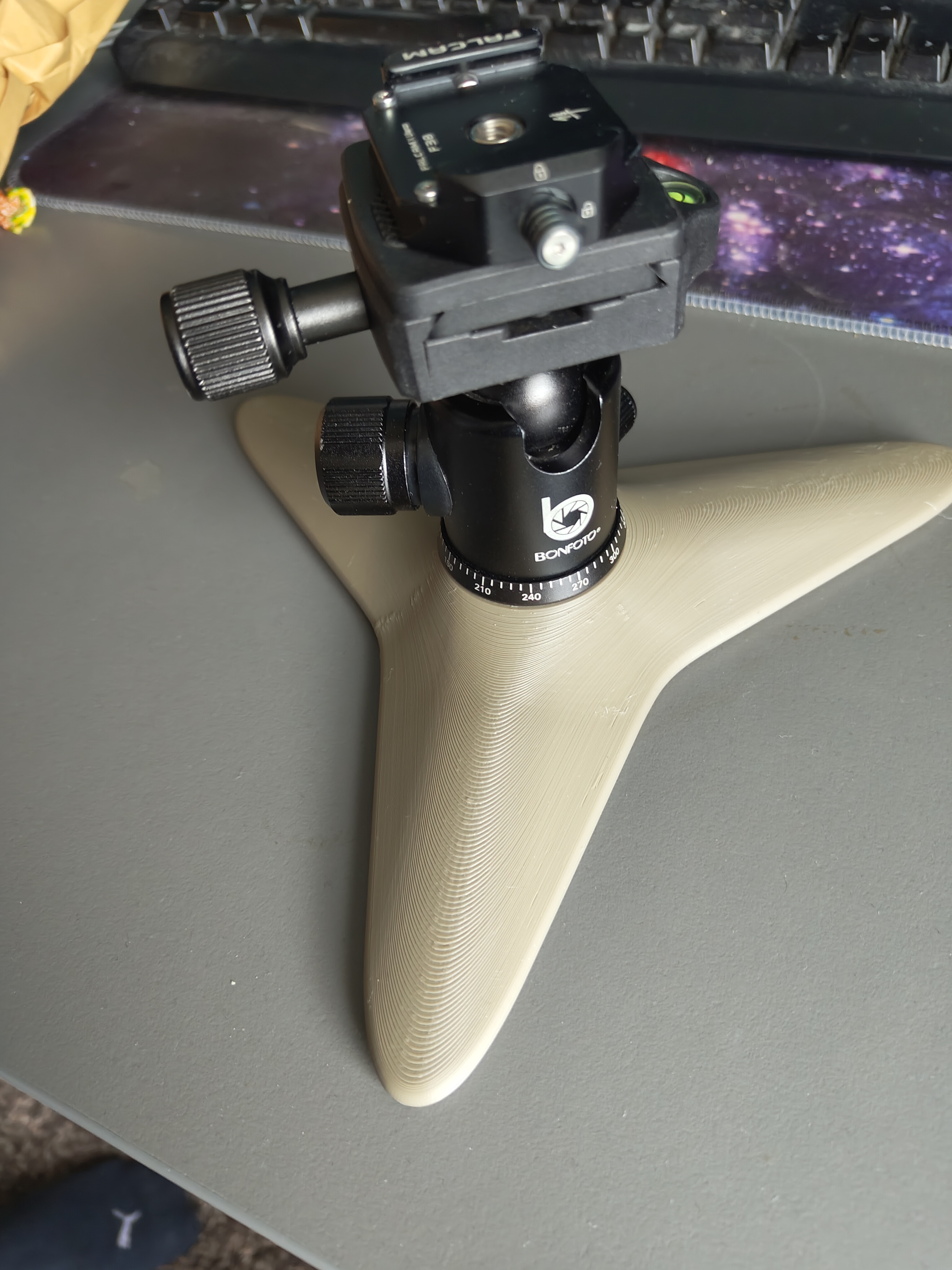 Giá đỡ Camera trên Tripod 3 chân