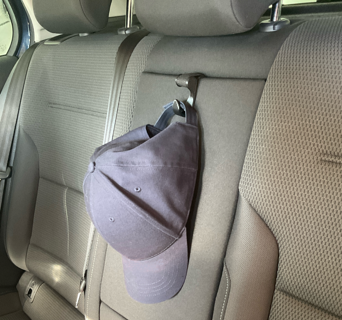 Móc giữ đồ cho bệ tỳ tay gập xe hơi